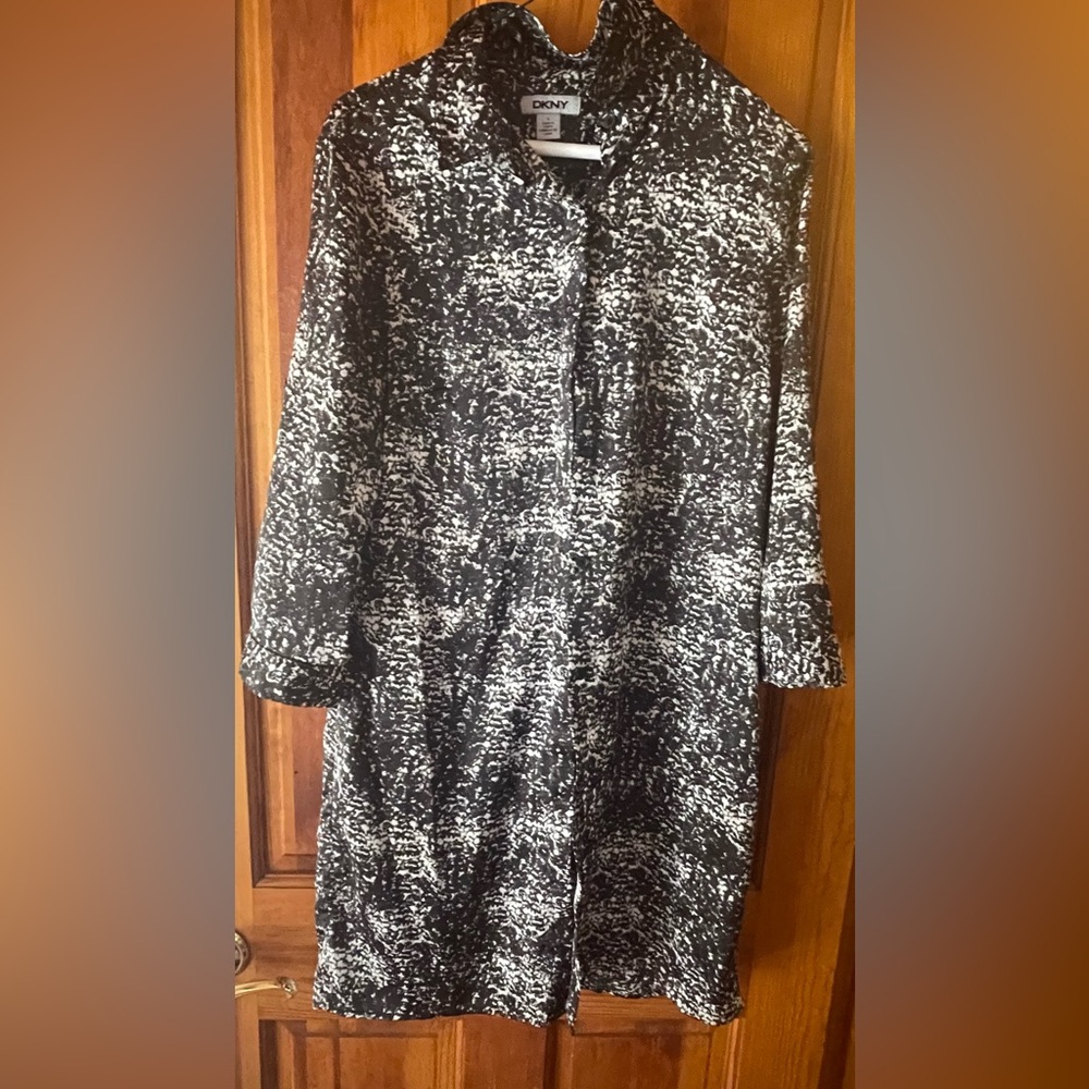 DKNY Dress. Long sleeve - adjustable to 3/4. Black and white color.